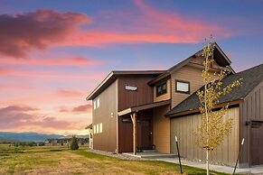 Home on Golf Course w/ Hot Tub, Near Grand Lake