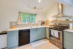 Chic Hot Springs Vacation Rental, Walk to Town!