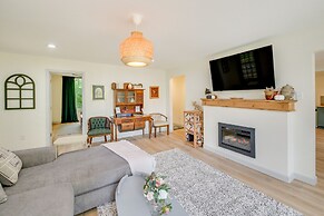 Chic Hot Springs Vacation Rental, Walk to Town!