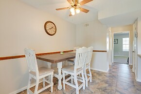 Bossier City Townhome w/ Patio + Outdoor Dining!