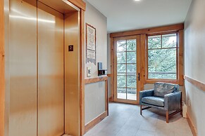 Ski-in Breckenridge Condo w/ Fireplace + Balcony!
