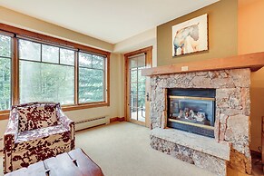 Ski-in Breckenridge Condo w/ Fireplace + Balcony!