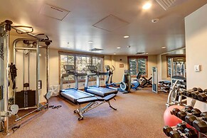 Ski-in Breckenridge Condo w/ Fireplace + Balcony!