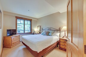 Ski-in Breckenridge Condo w/ Fireplace + Balcony!