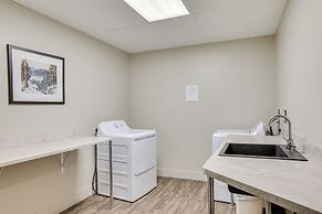 Ski-in Breckenridge Condo w/ Fireplace + Balcony!