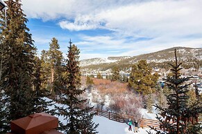 Ski-in Breckenridge Condo w/ Fireplace + Balcony!