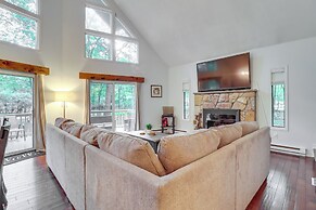 Deck, Fire Pit & Pool Access: Pennsylvania Home!