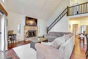 Deck, Fire Pit & Pool Access: Pennsylvania Home!