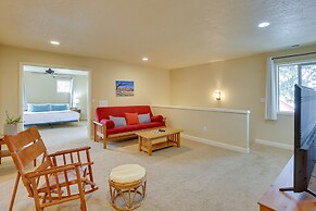 Bend Getaway w/ Private Hot Tub, Patio & Grill!