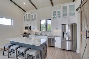 Chic Utah Getaway w/ Fireplace, Sauna & 2 Decks!