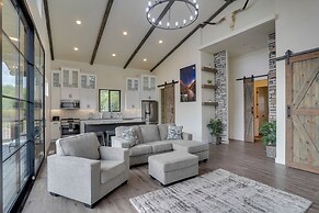 Chic Utah Getaway w/ Fireplace, Sauna & 2 Decks!