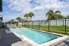 Gorgeous 8B 7BA Melbournbeach w Pool Dock Beach