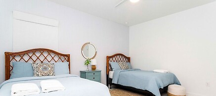 Gorgeous 8B 7BA Melbournbeach w Pool Dock Beach