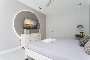 Gorgeous 8B 7BA Melbournbeach w Pool Dock Beach