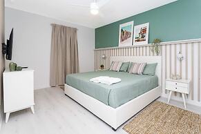 Gorgeous 8B 7BA Melbournbeach w Pool Dock Beach