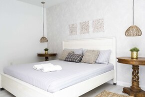 Gorgeous 8B 7BA Melbournbeach w Pool Dock Beach