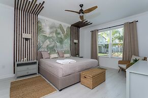 Gorgeous 8B 7BA Melbournbeach w Pool Dock Beach