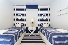 Gorgeous 8B 7BA Melbournbeach w Pool Dock Beach