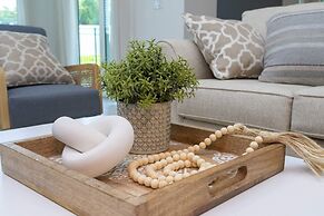 Gorgeous 8B 7BA Melbournbeach w Pool Dock Beach