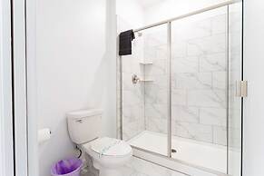 Gorgeous 8B 7BA Melbournbeach w Pool Dock Beach