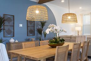 Gorgeous 8B 7BA Melbournbeach w Pool Dock Beach