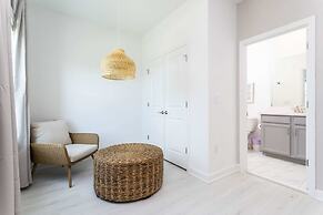 Gorgeous 8B 7BA Melbournbeach w Pool Dock Beach