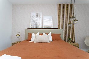 Gorgeous 8B 7BA Melbournbeach w Pool Dock Beach