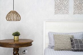 Gorgeous 8B 7BA Melbournbeach w Pool Dock Beach