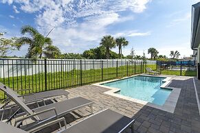 Gorgeous 8B 7BA Melbournbeach w Pool Dock Beach