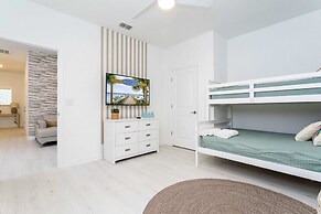 Gorgeous 8B 7BA Melbournbeach w Pool Dock Beach