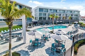 Gorgeous 8B 7BA Melbournbeach w Pool Dock Beach