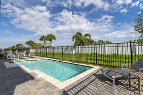 Gorgeous 8B 7BA Melbournbeach w Pool Dock Beach