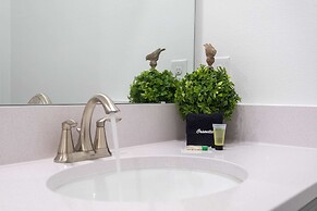 Gorgeous 8B 7BA Melbournbeach w Pool Dock Beach