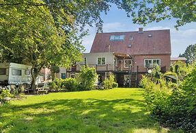 Lovely Town Apartment - Sleeps 5, Parking & Garden