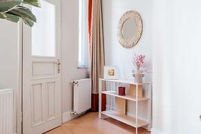 Chic Modern Flat w Balcony 5 min to Taksim