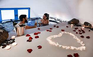 Suite Indoor Jacuzzi and Outdoor Jacuzzi