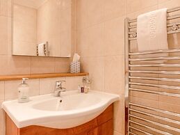 5 Court Cottage, Hillfield Village