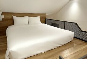 KIN WANDER TÂN PHONG, THE MOONAGE