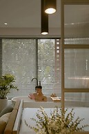 KIN WANDER TÂN PHONG, THE MOONAGE