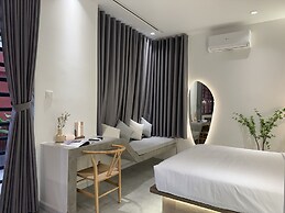 KIN WANDER TÂN PHONG, THE MOONAGE