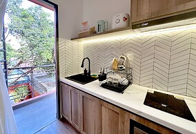 KIN WANDER TÂN PHONG, THE MOONAGE