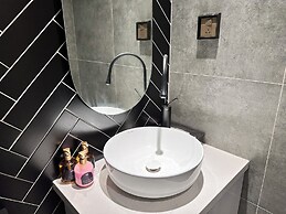 KIN WANDER TÂN PHONG, THE MOONAGE