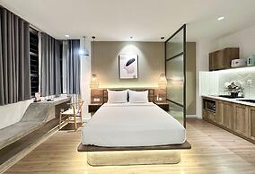 KIN WANDER TÂN PHONG, THE MOONAGE