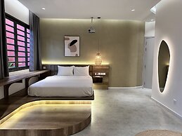 KIN WANDER TÂN PHONG, THE MOONAGE