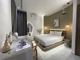 KIN WANDER TÂN PHONG, THE MOONAGE