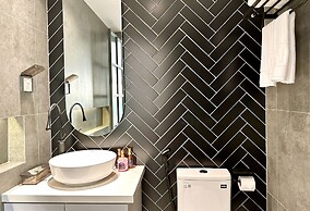 KIN WANDER TÂN PHONG, THE MOONAGE