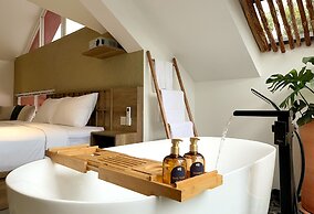 KIN WANDER TÂN PHONG, THE MOONAGE