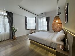 KIN WANDER TÂN PHONG, THE MOONAGE