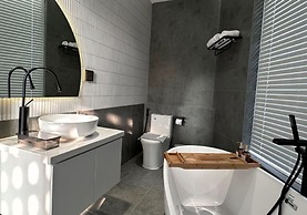 KIN WANDER TÂN PHONG, THE MOONAGE