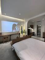 KIN WANDER TÂN PHONG, THE MOONAGE